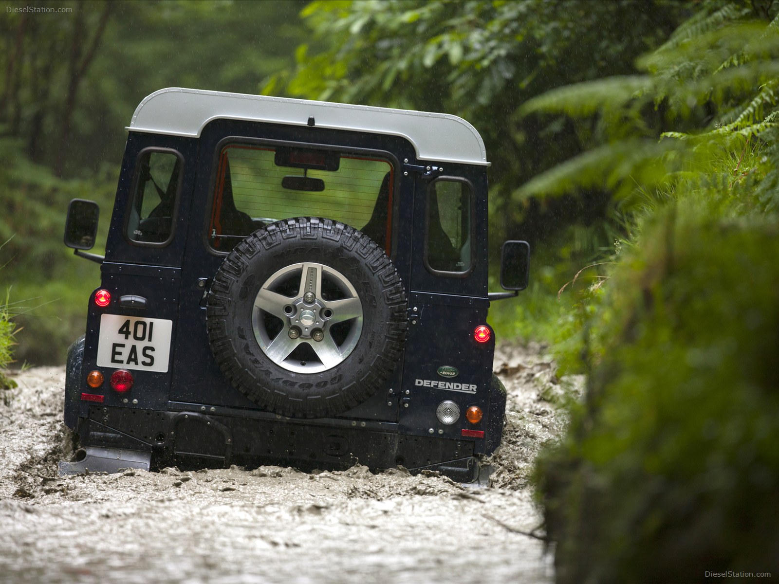 Land Rover Defender 2013
